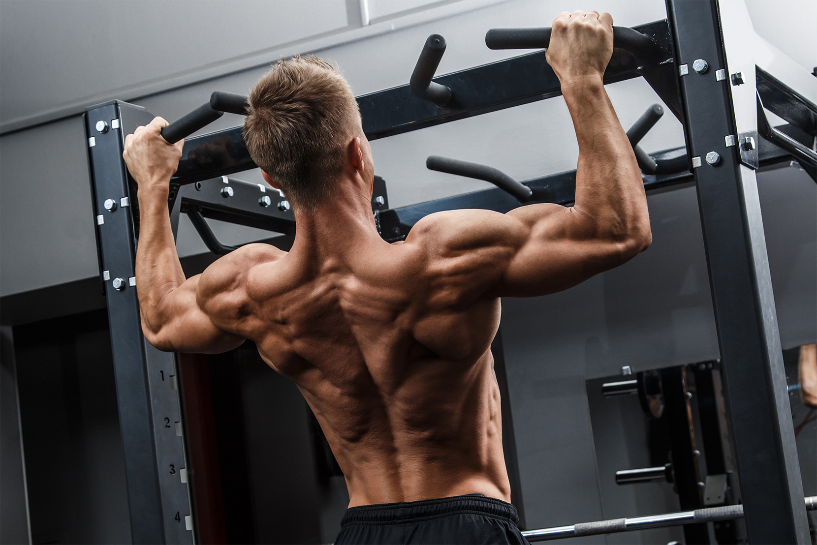 fit-muž-dělá-přítahy-na-hrazdě